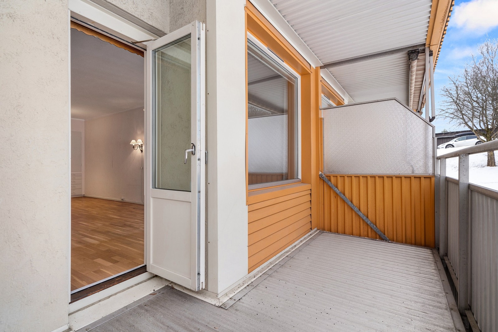 Balkongen er sørvestvendt, så her vil du kunne nyte late dager i solrike omgivelser Galleribilde