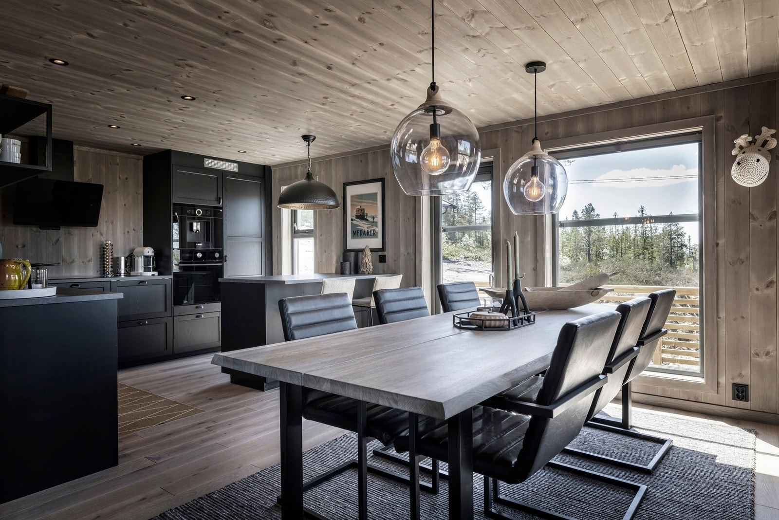 Romslig kjøkken / spisestue.
Foto fra en oppsatt Polar max 110 Galleribilde