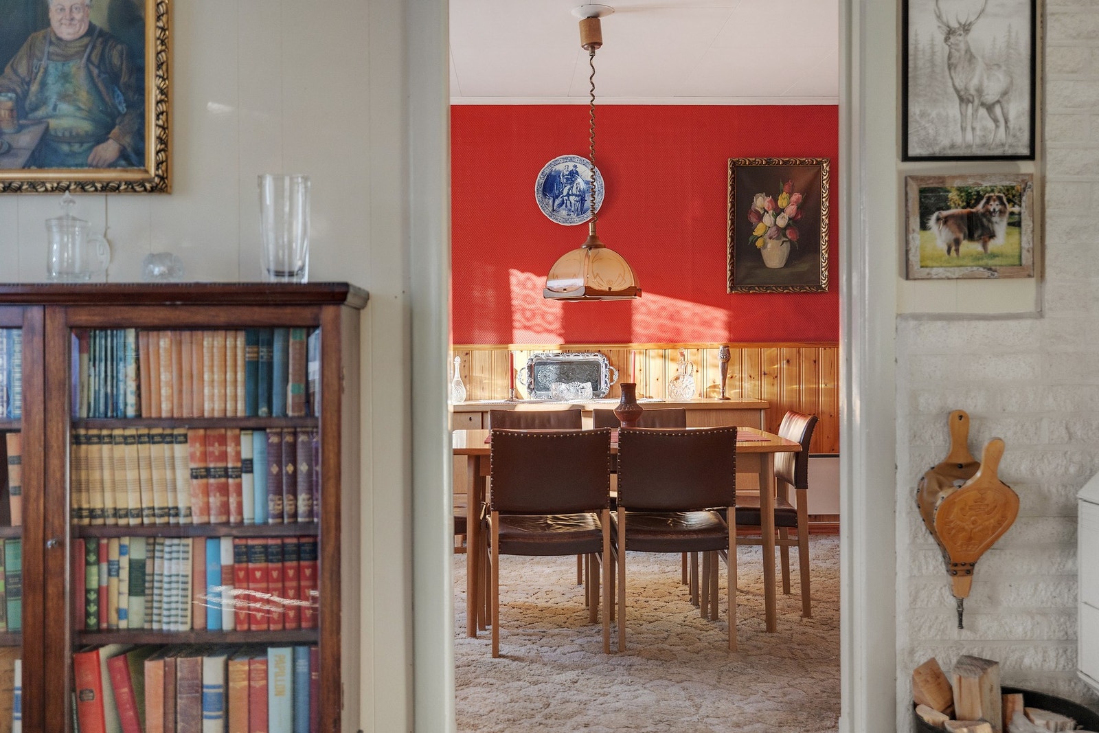 I tilknytning til stuen ligger et naturlig område som egner seg godt som spisestue. Galleribilde