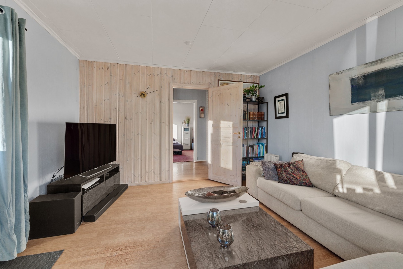 Fra stuen er det utgang til en balkong på ca. 7 kvm, som gir et fint supplement til boligens utearealer. Galleribilde