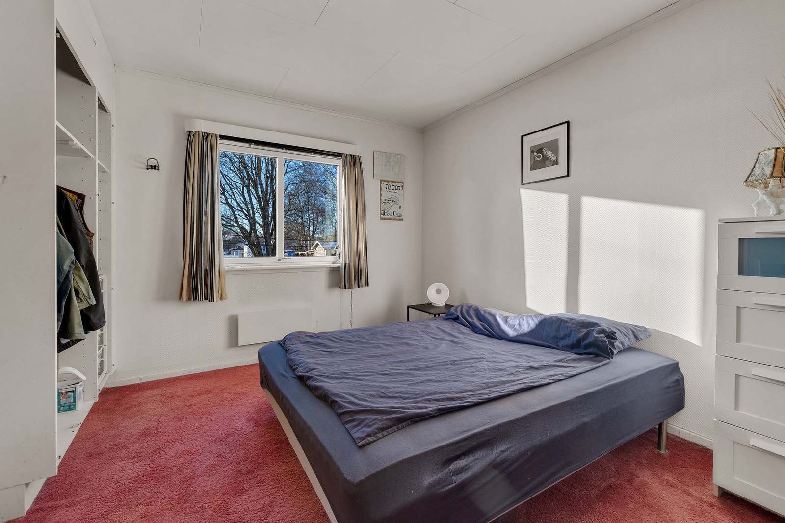 Etasjen inneholder to soverom av god størrelse, begge med plass til seng, garderobeløsning og øvrig ønsket møblement. Galleribilde