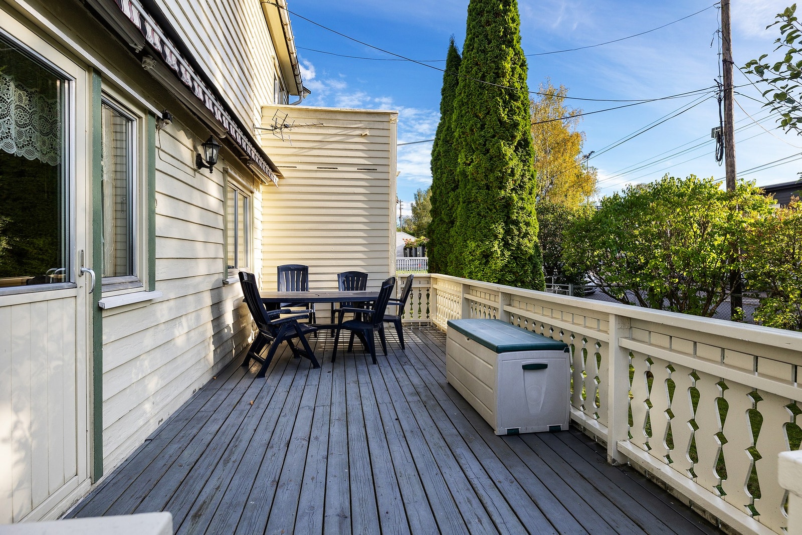 Det er montert markise på vegg tilknyttet terrassen i 1. etasje, som gir god solavskjerming ved behov. Galleribilde