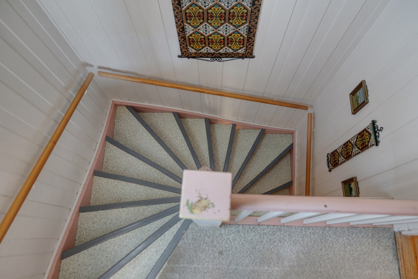 Opp trappen kommer du til boligens 2. etasje, som inneholder bad, to soverom og en ekstra stue. Galleribilde