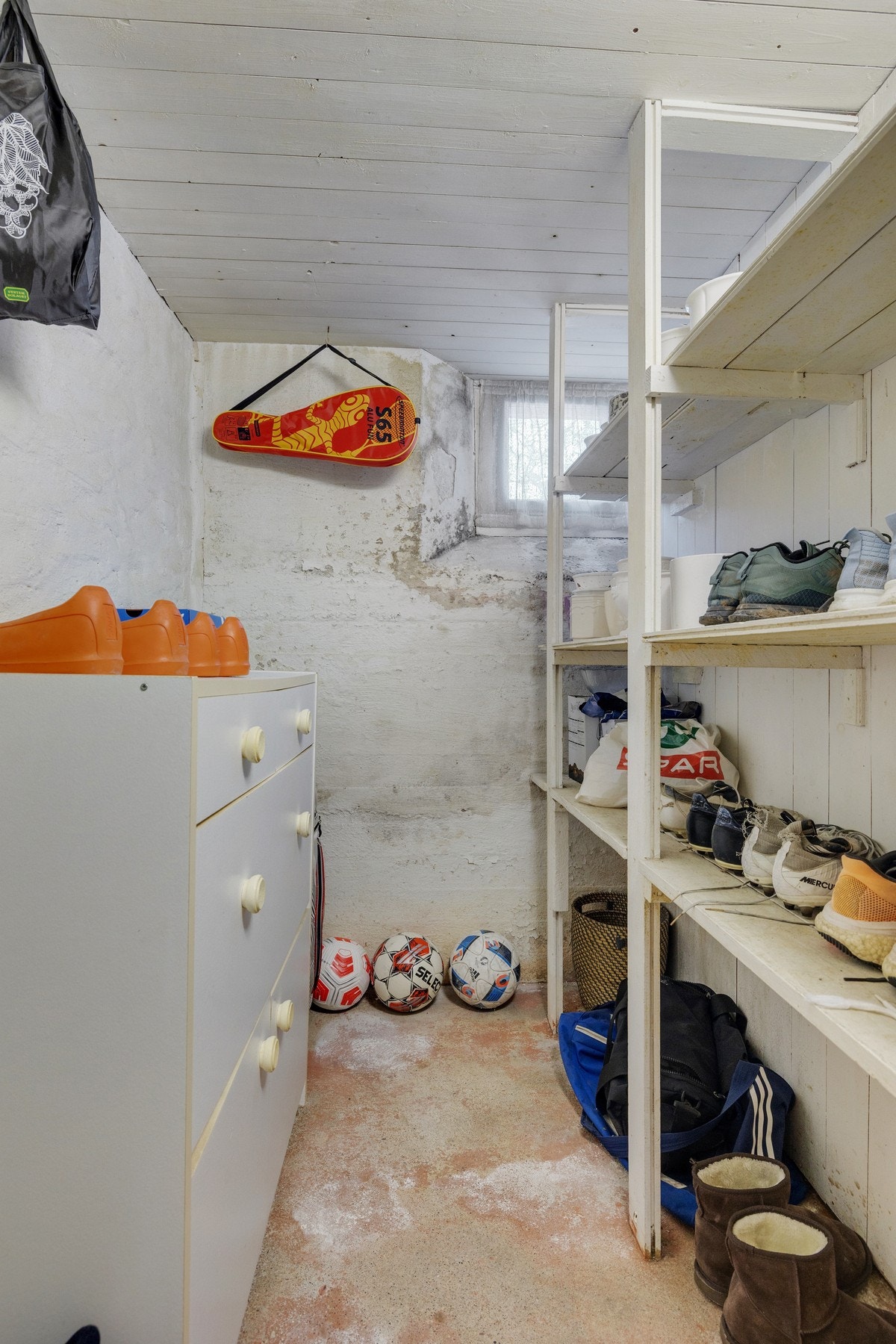 For øvrig byr kjelleretasjen på flere boder av varierende størrelse, som gir gode lagrings- og oppbevaringsmuligheter. Galleribilde