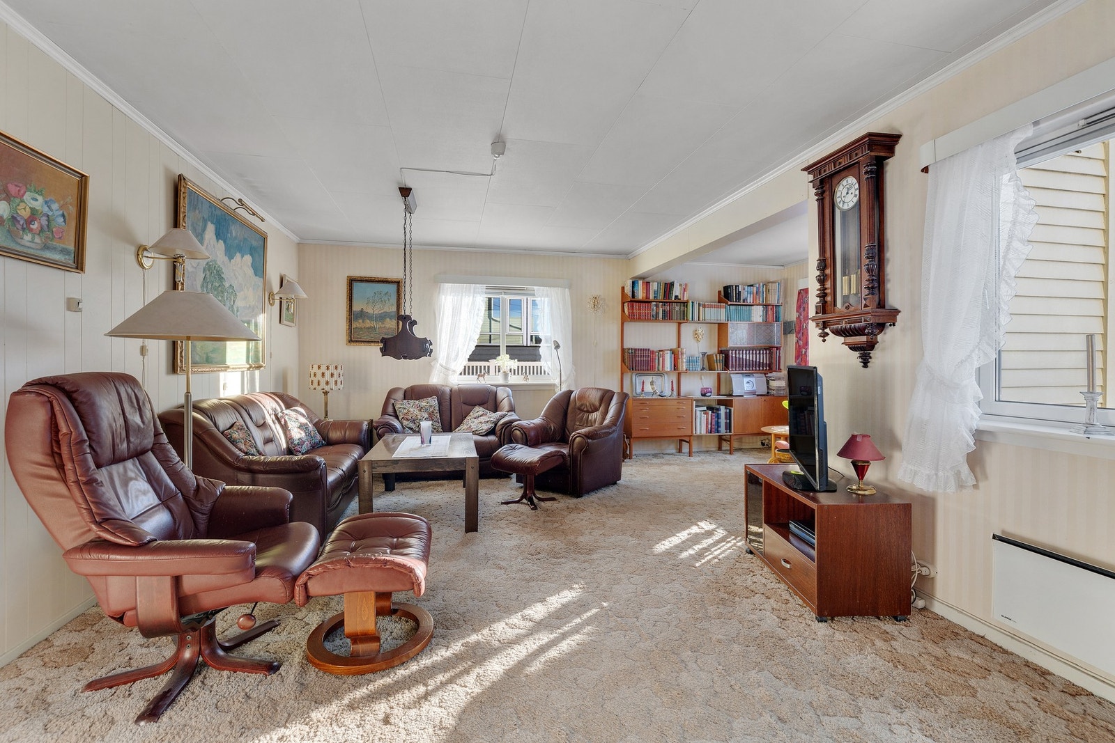 Stuen er av god størrelse og gir rikelig med plass til innredning i flere soner, både for sittegruppe og øvrig møblering. Galleribilde