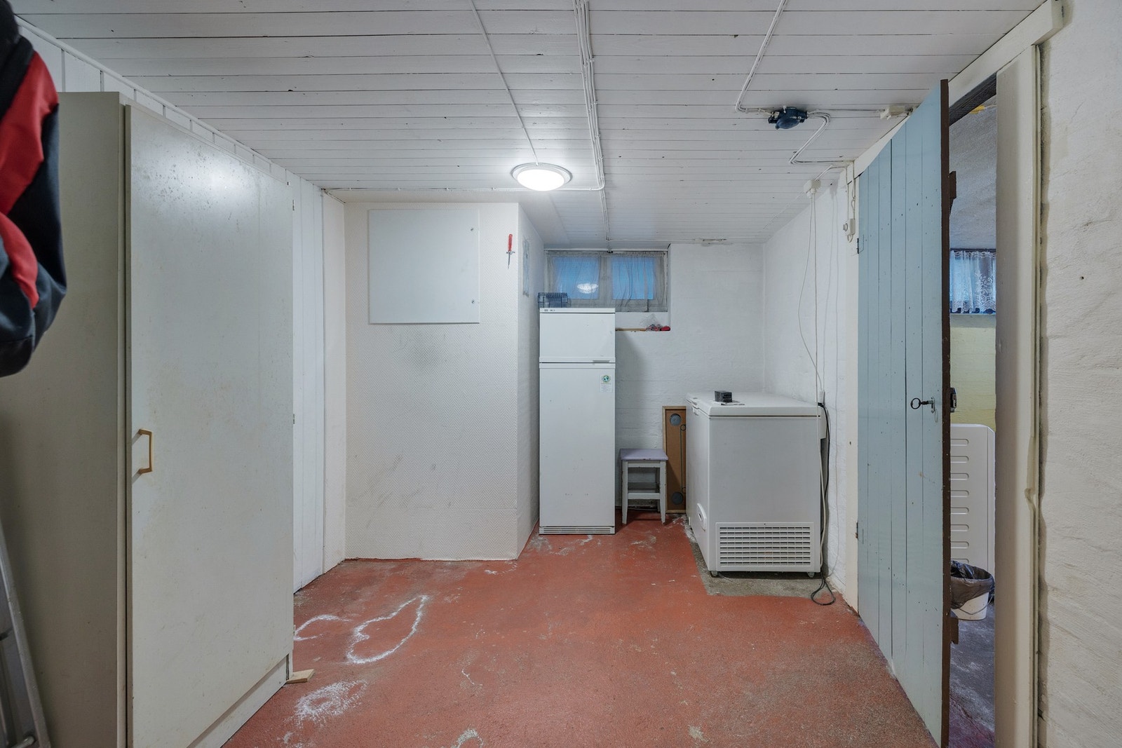 Kjelleretasjen inneholder bad, vaskerom samt flere boder, og fremstår som en tradisjonell kjellerløsning tilpasset boligens byggeår. Galleribilde