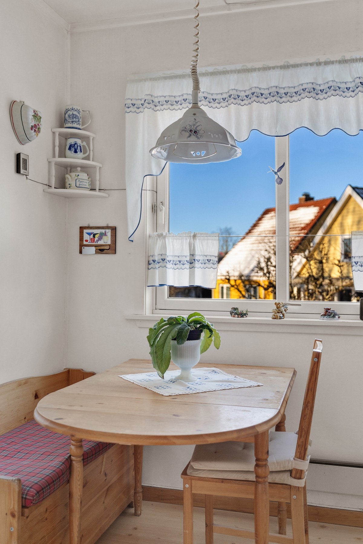 Det er også plass for et mindre spisebord på kjøkken. Galleribilde