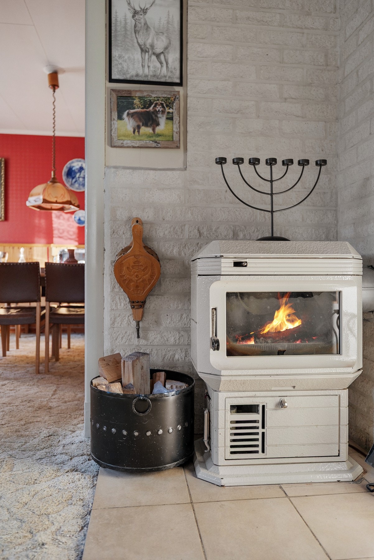 Stuen byr også på en kombi ved- og parafinovn for ekstra varme på kaldere dager. Galleribilde