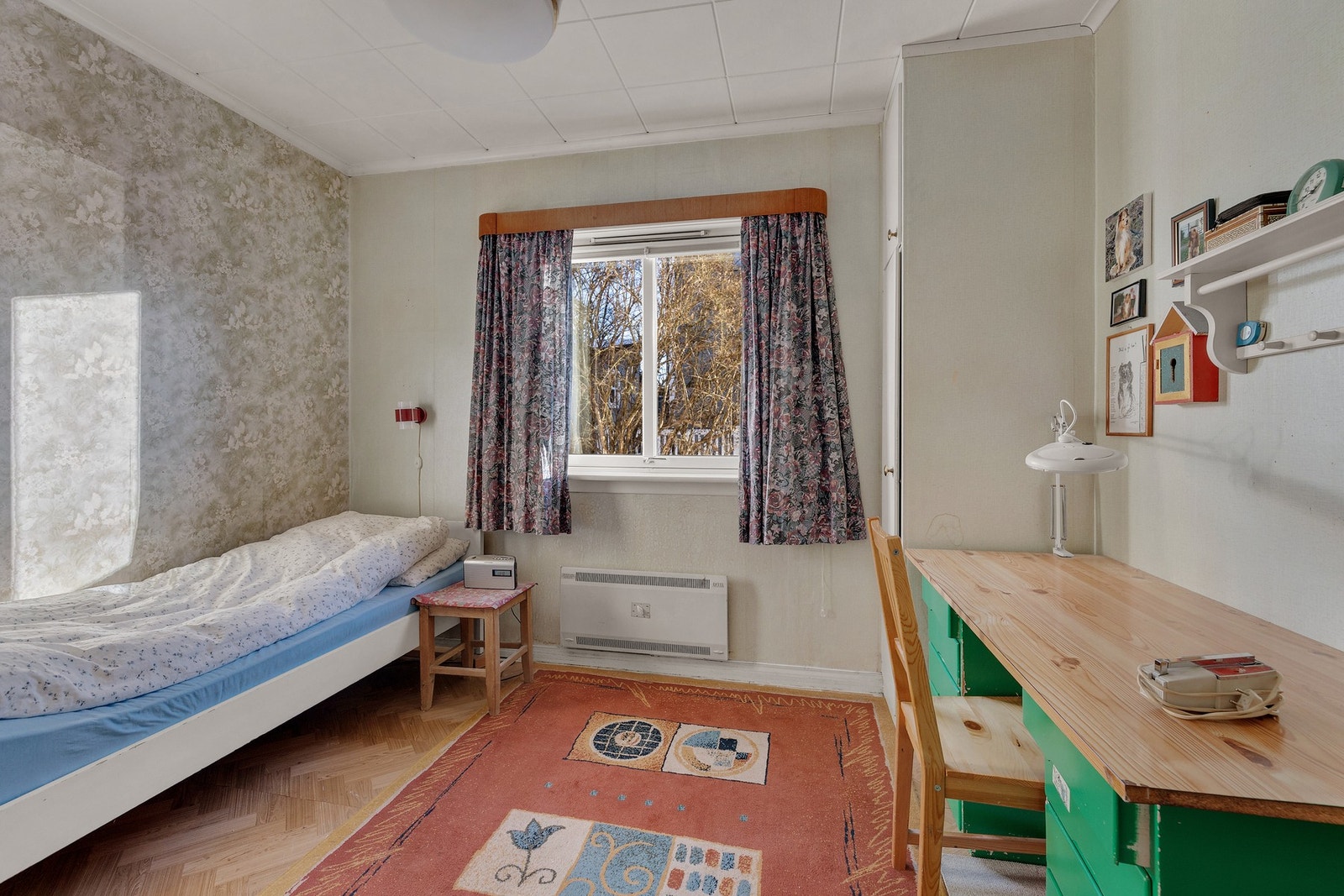 Etasjen inneholder videre et romslig soverom med god plass til seng, nattbord og øvrig ønsket møblement. Galleribilde