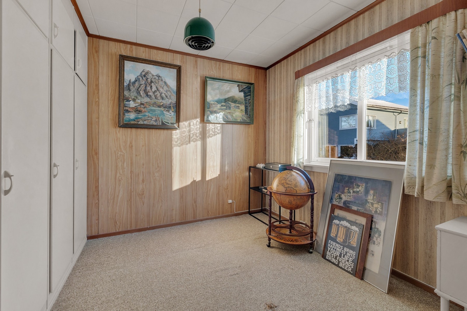 På begge soverommene er det montert plassbygde garderobeskap med glatte, malte fronter. Galleribilde