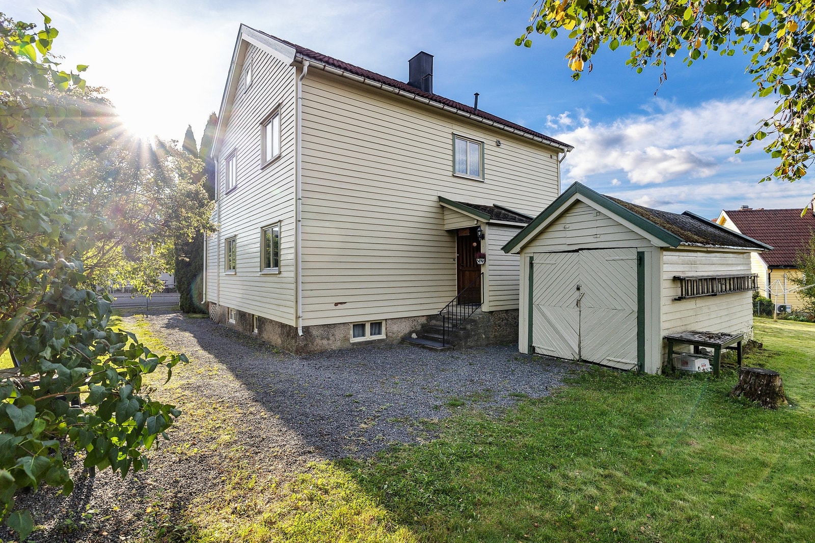 Boligen har en god planløsning over flere etasjer og fremstår med gjennomgående eldre standard. Galleribilde