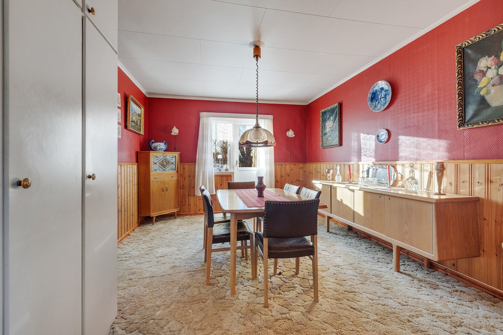 Her er det god plass til spisebord, og rommet oppleves lyst og trivelig. Galleribilde