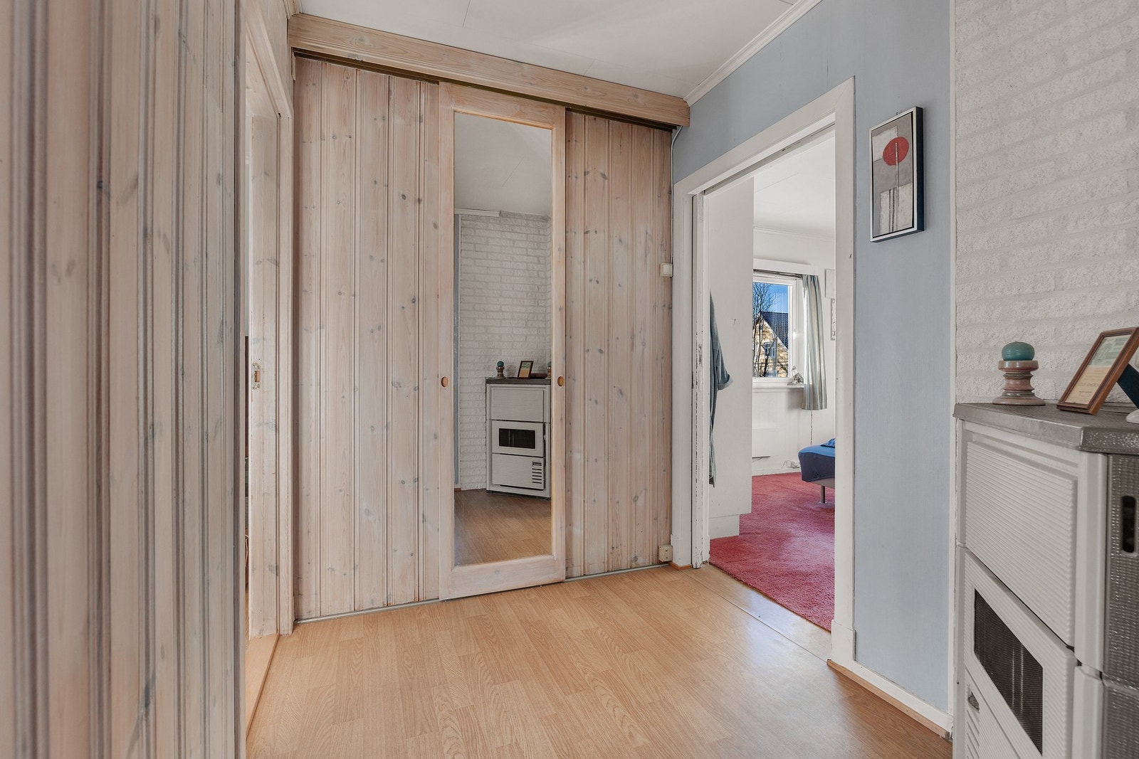 I mellomgangen finner du et praktisk omkledningsrom med garderobeløsning bestående av stang og hyller, som gir gode oppbevaringsmuligheter. Galleribilde