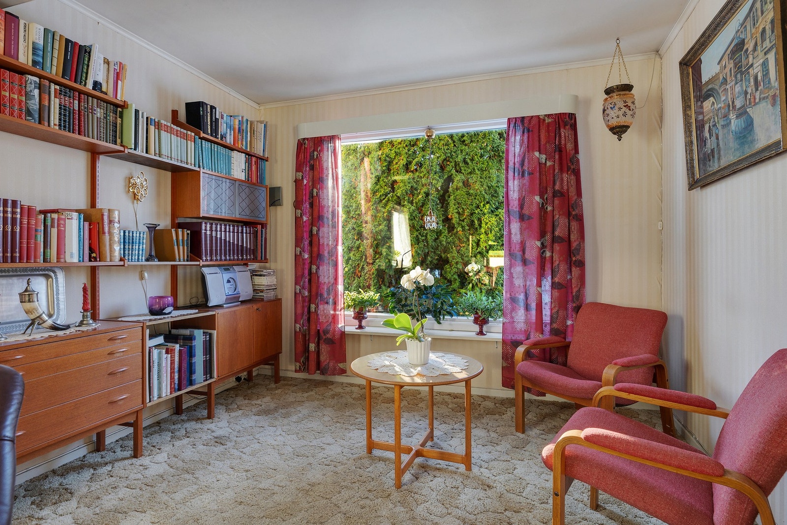 Store vindusflater bidrar til godt naturlig lysinnslipp og en lys atmosfære i rommet. Galleribilde