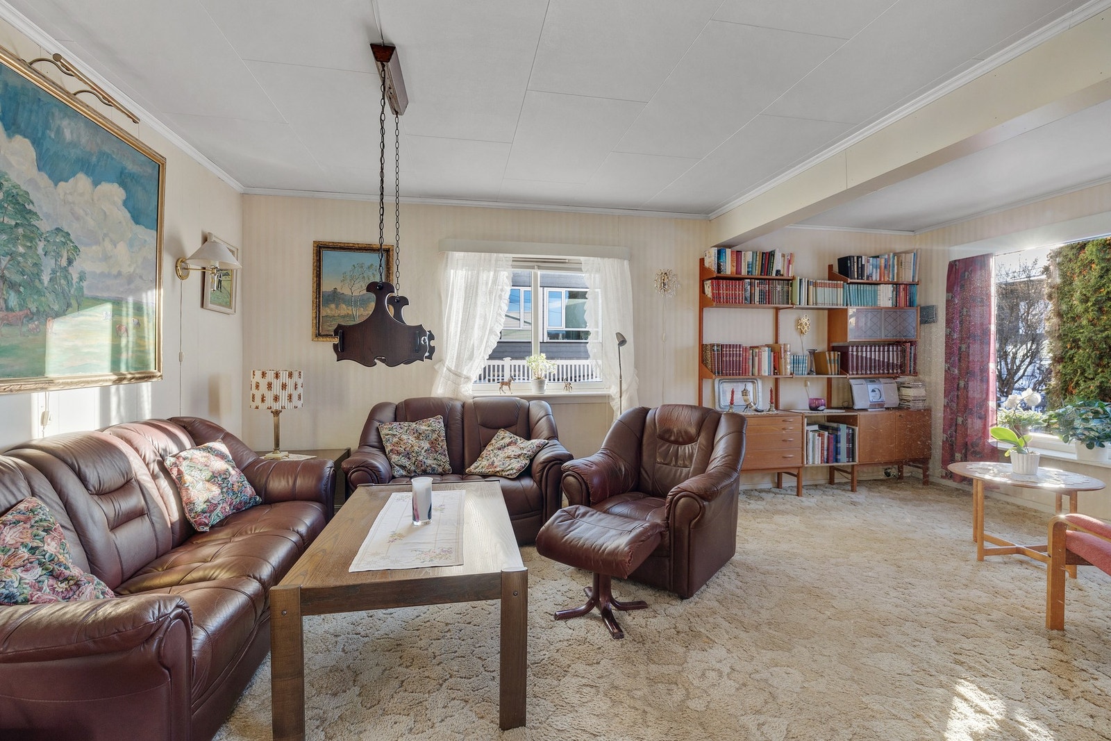 Innvendige gulv er belagt med en kombinasjon av laminat, vegg-til-vegg-tepper og belegg, noe som er tidsriktig for boligens byggeperiode. Galleribilde