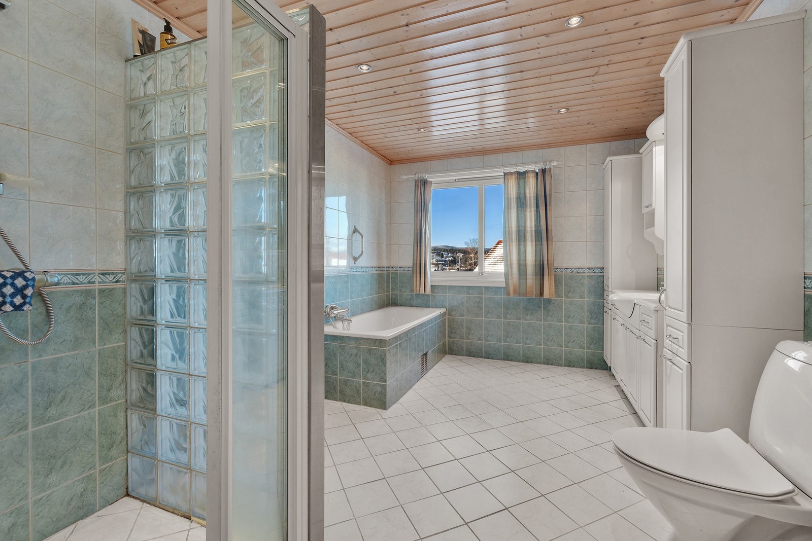 Videre byr etasjen på et romslig, flislagt bad med behagelig gulvvarme. Galleribilde