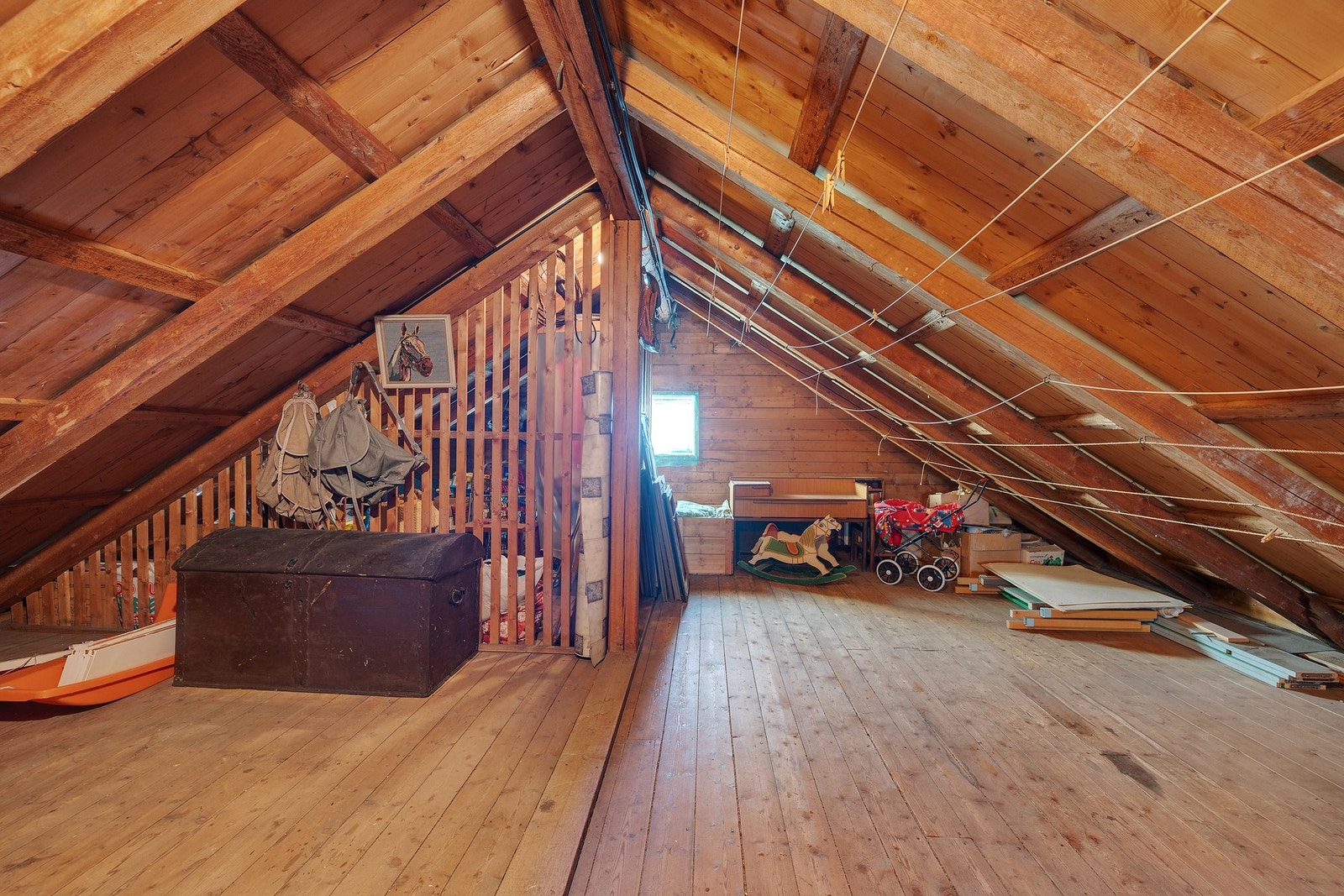 Boligen har også et loft for øvrig oppbevaring. Galleribilde