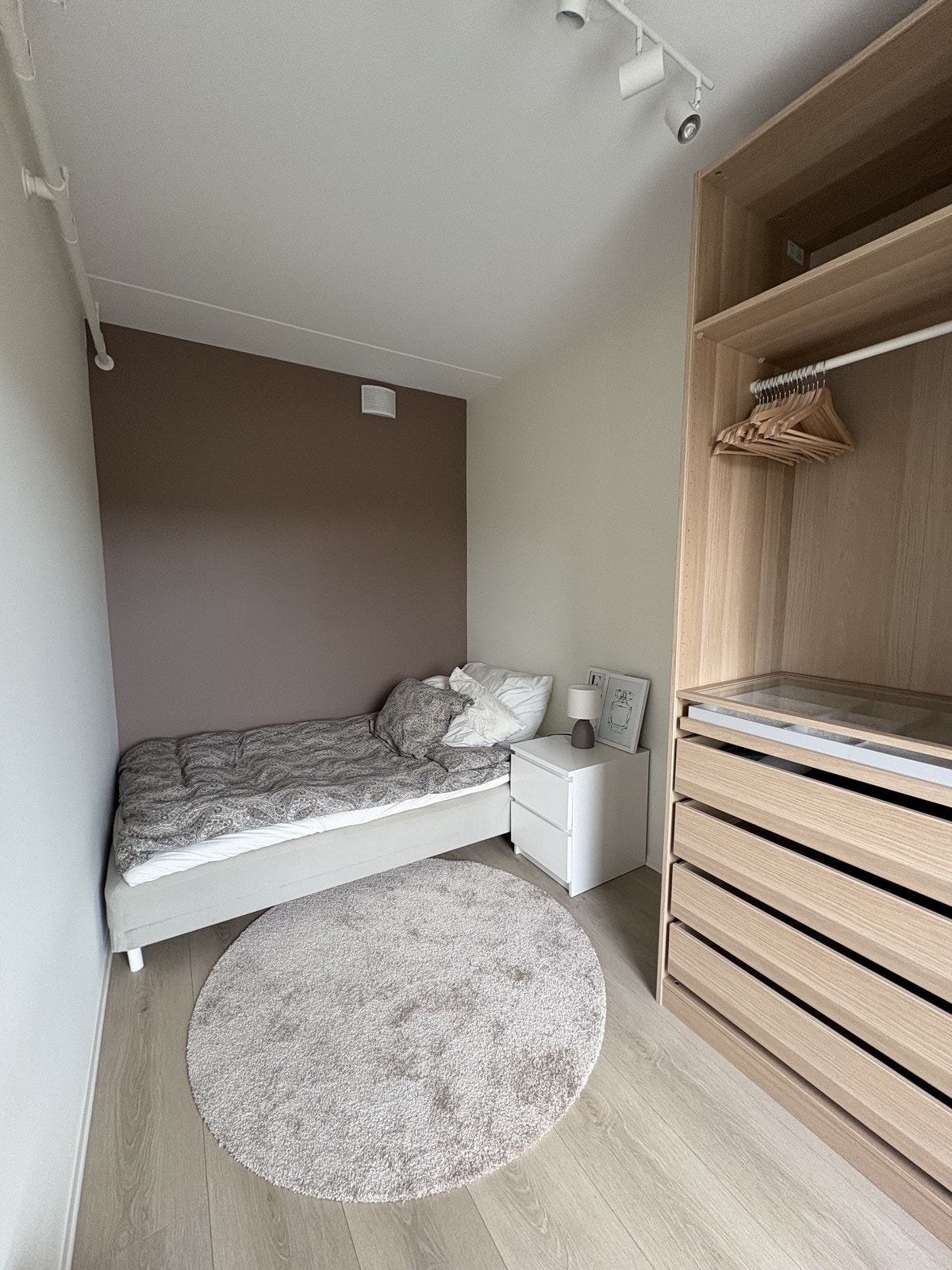 Hovedsoverommet er romslig med pax skap som medfølger Galleribilde