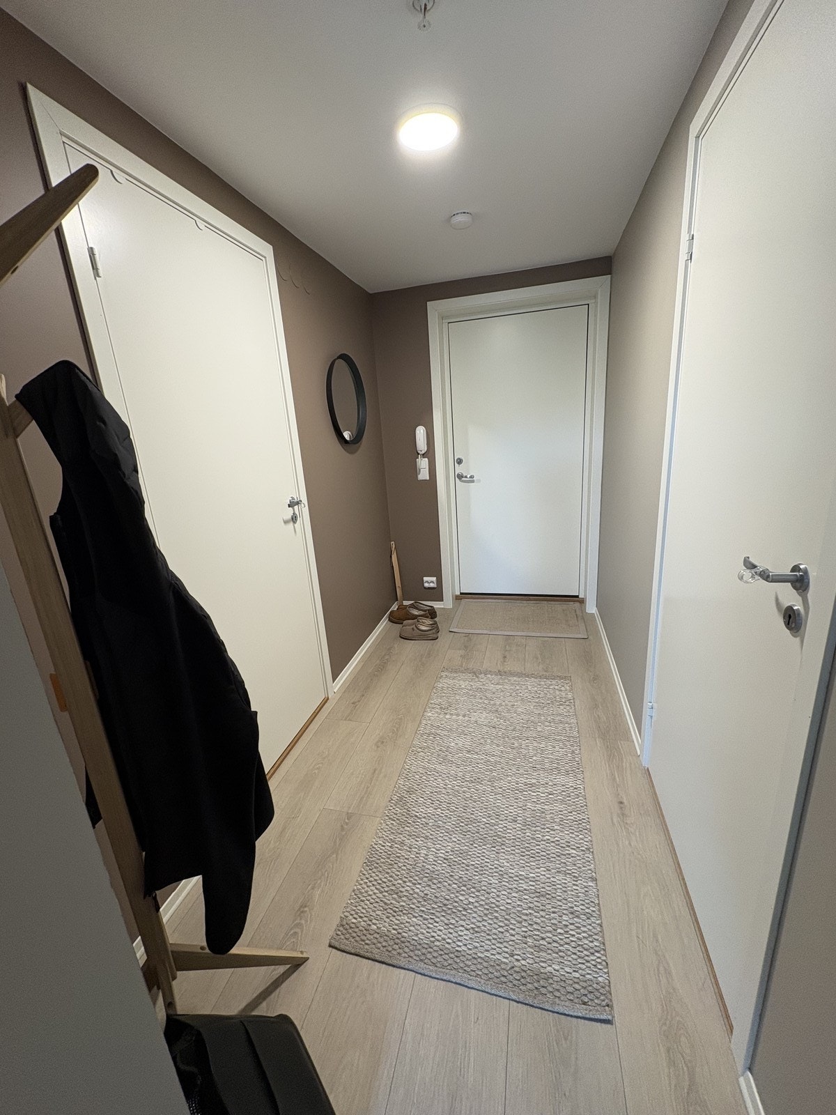 Romslig entrè med god plass til oppbevaring av yttertøy. Galleribilde