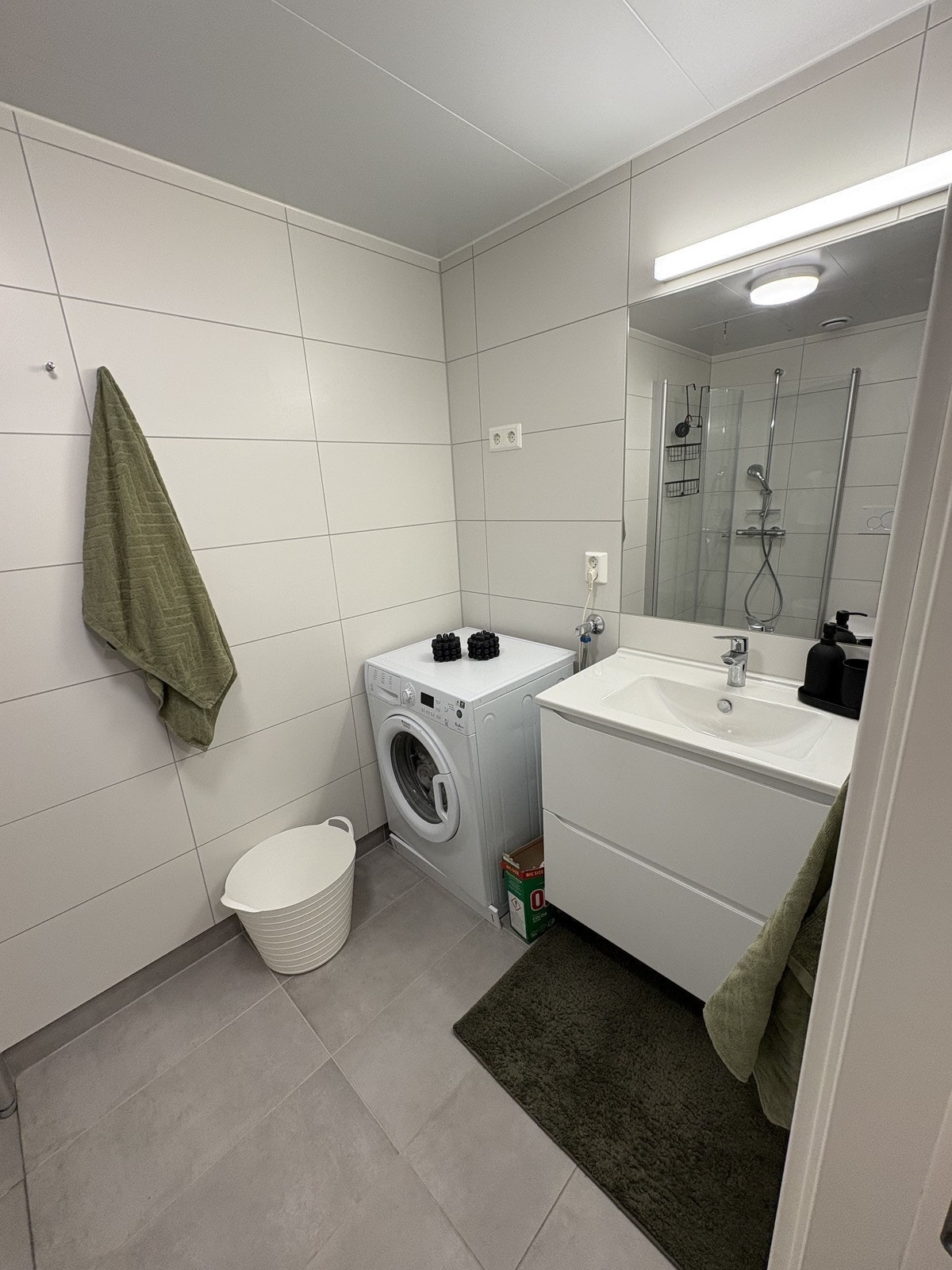 Lyst og pent bad med varmekabler i gulv Galleribilde