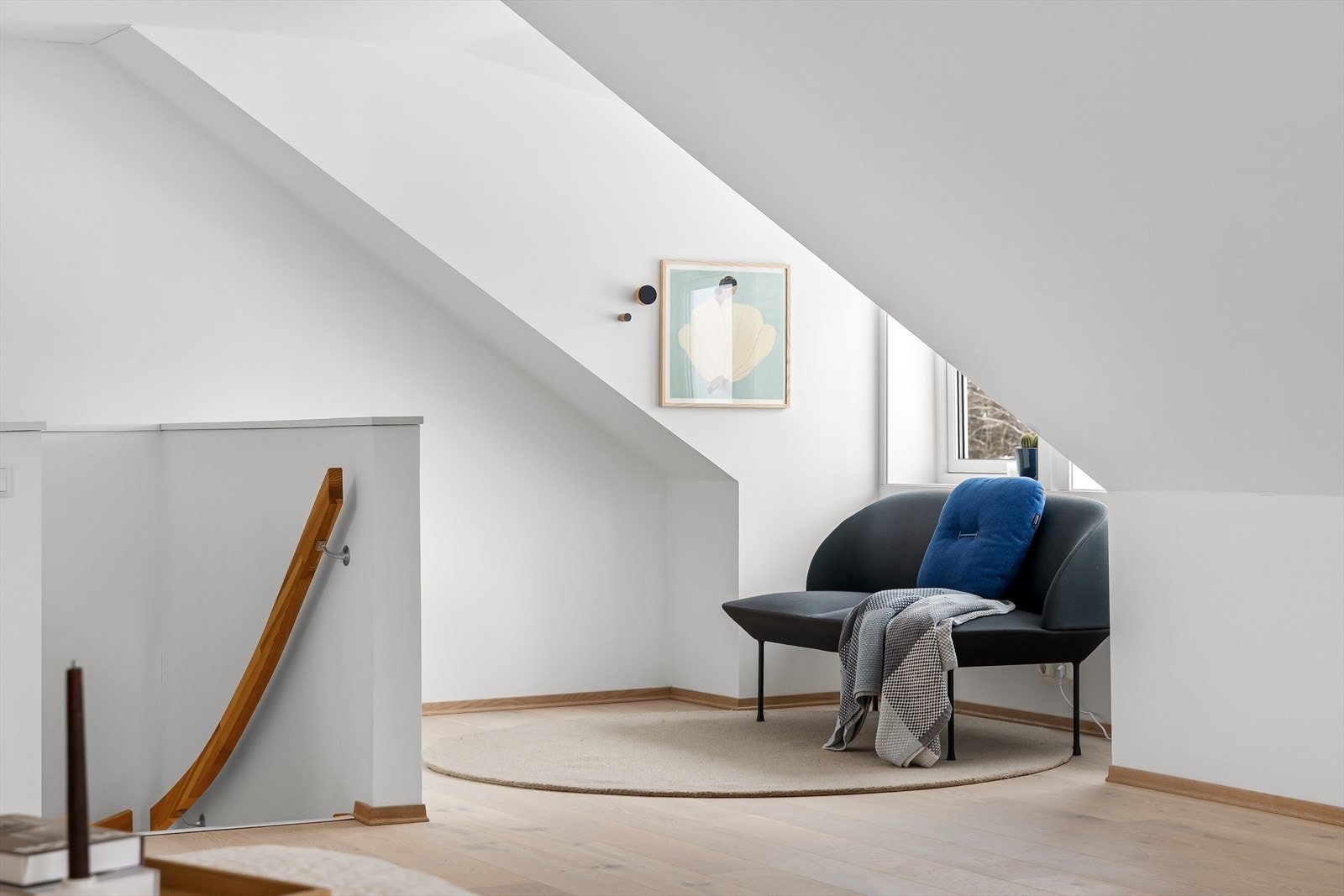 Vinduer på vegg og tak gir rikelig med naturlig lysinnslipp. Galleribilde