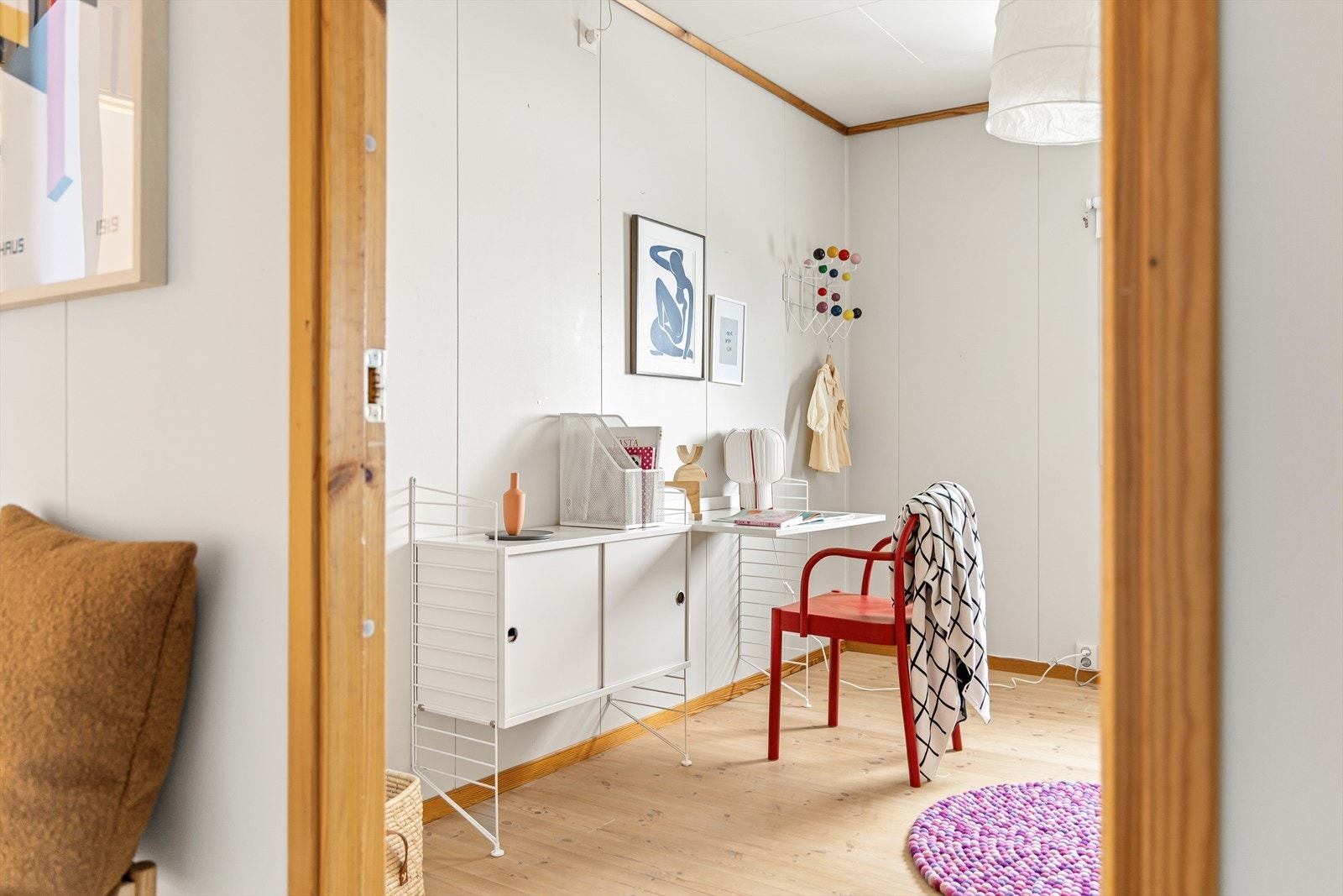 Soverom II | Praktisk soverom med plass til seng, nattbord og skrivepult. Galleribilde