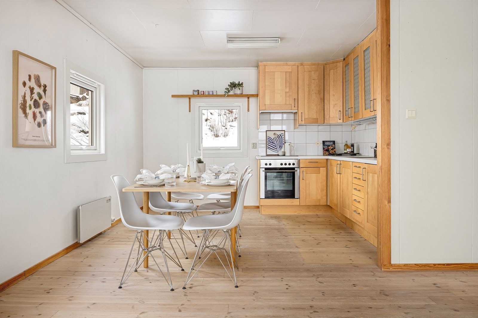 Åpen stue- og kjøkkenløsning med god plass til flere sittegrupper og soner. Galleribilde