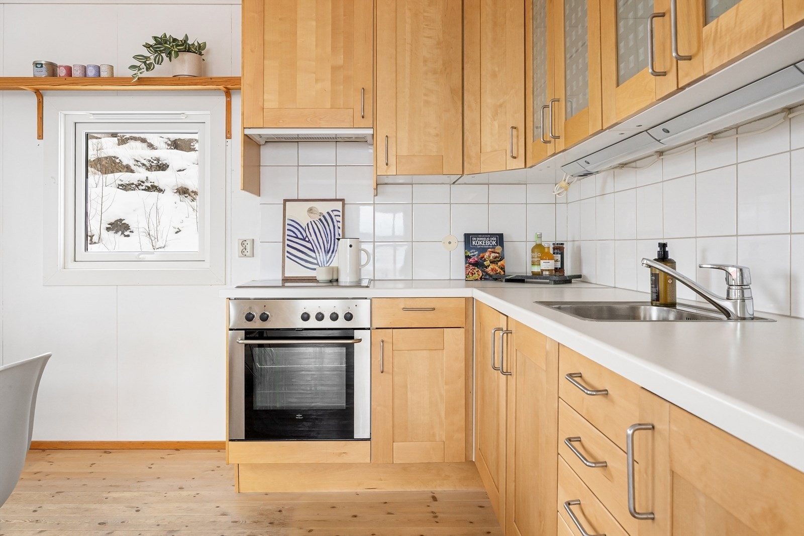 Godt vedlikeholdt kjøkken med mye skap- og benkeplass. Galleribilde