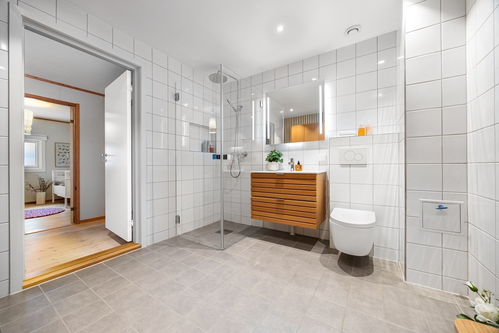 Badet har også opplegg for vaskemaskin, varmekabler i gulv og mye oppbevaringsplass i vegghengt skap. Galleribilde