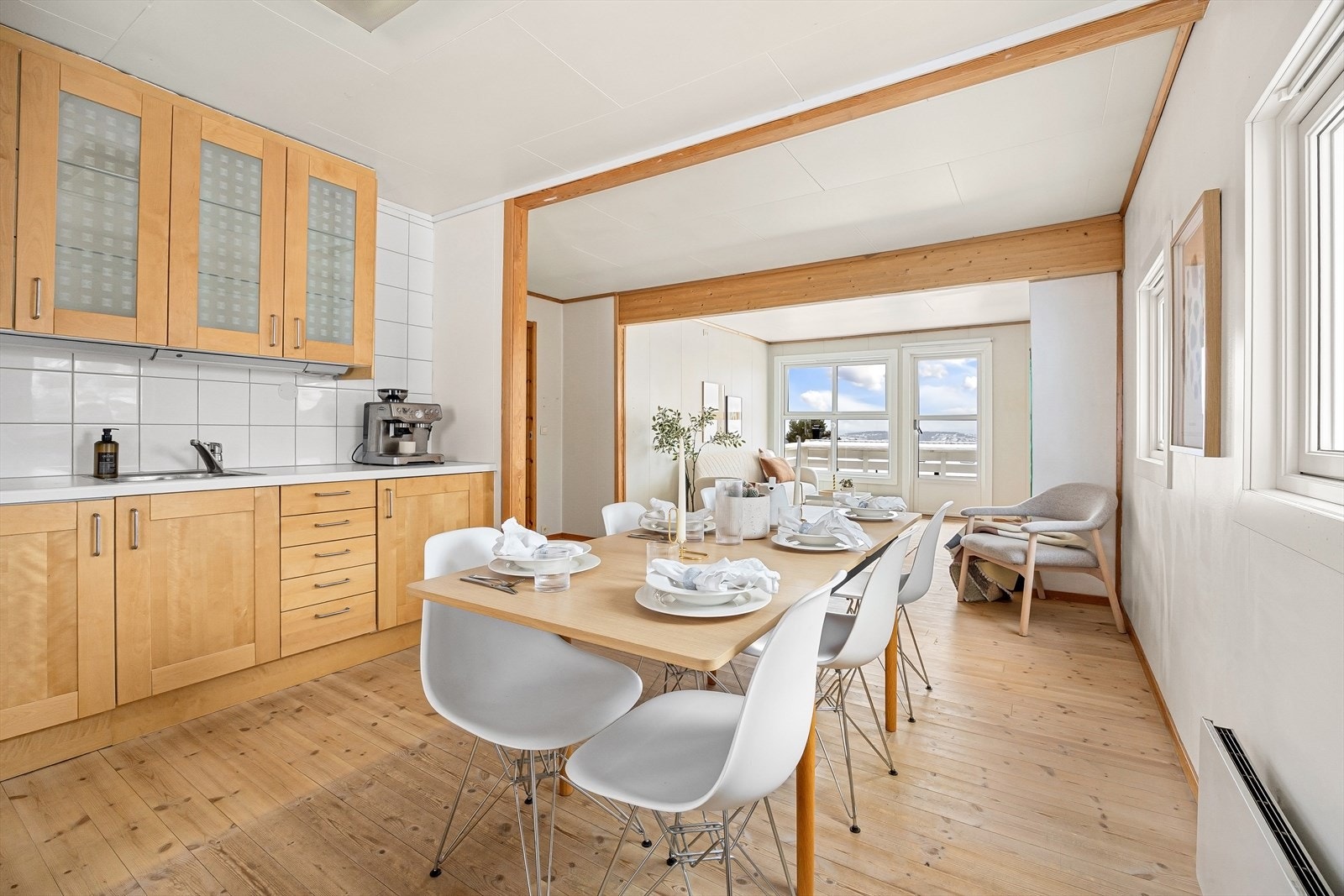 Her er det rikelig med oppbevaringsplass i over- og underskap. Galleribilde