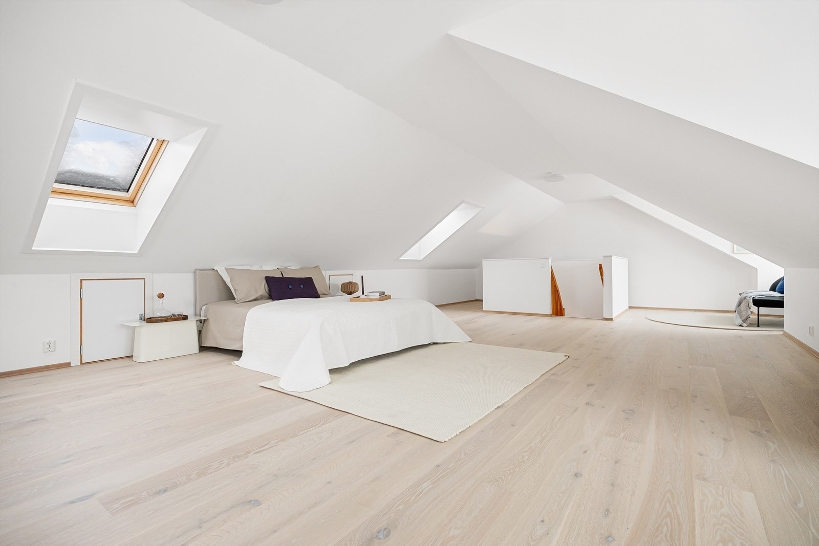 Loftet har fine overflater, samt ny sentralvifte fra 2025. Det er også godt med lagringsplass i kryploft. Galleribilde