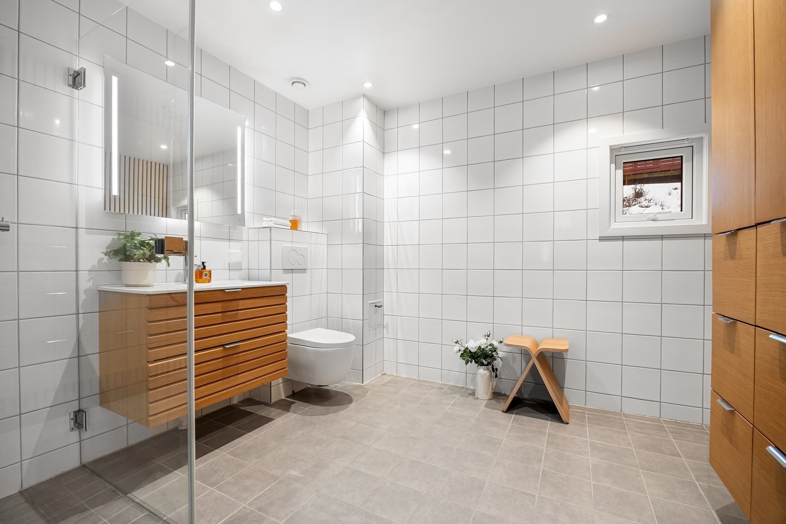 Lekkert og romslig bad fra 2024 med delikate overflater og detaljer. Galleribilde