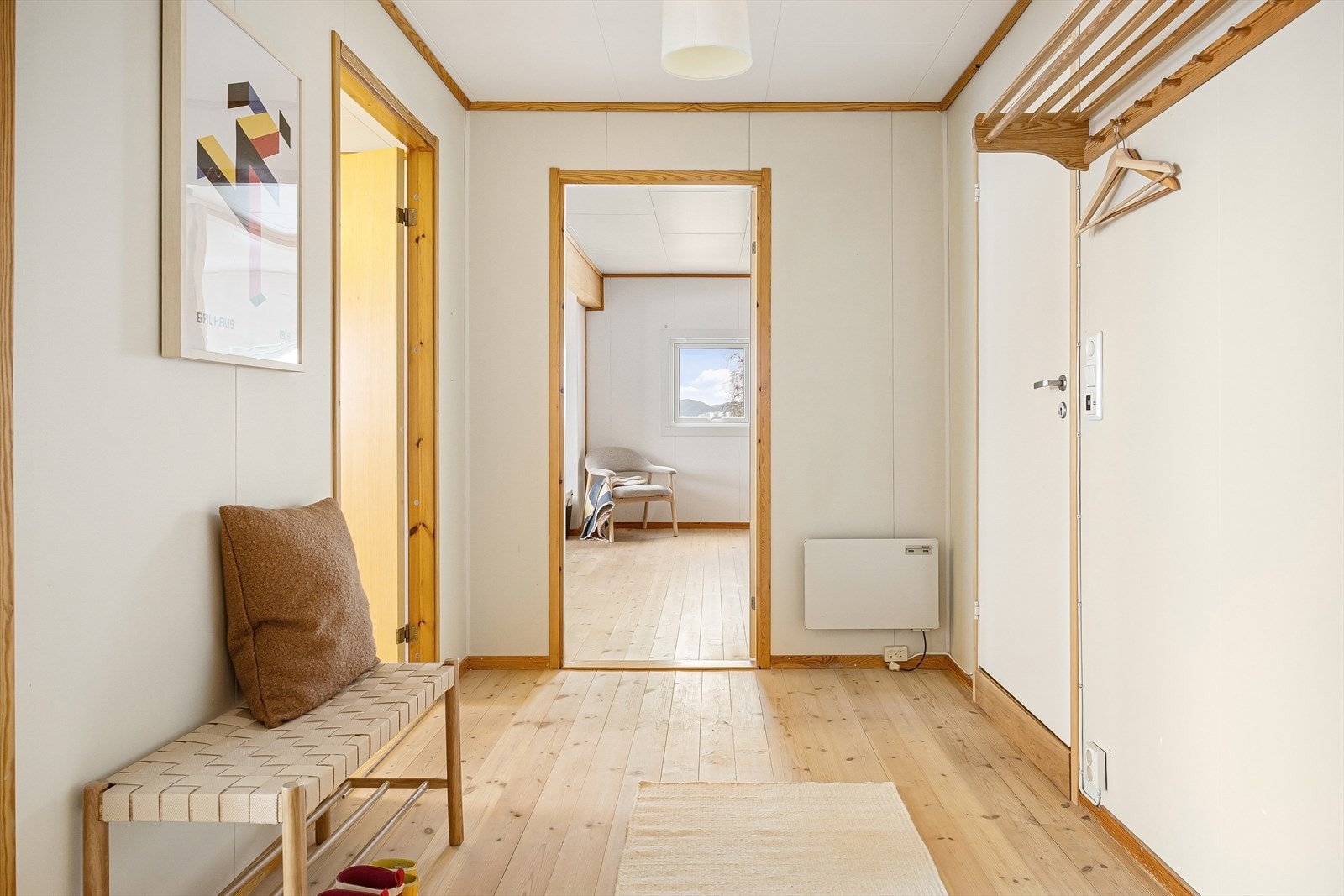 Leiligheten har en familievennlig planløsning med tre gode soverom samt loftsetasje med mulighet for flere soverom. Galleribilde