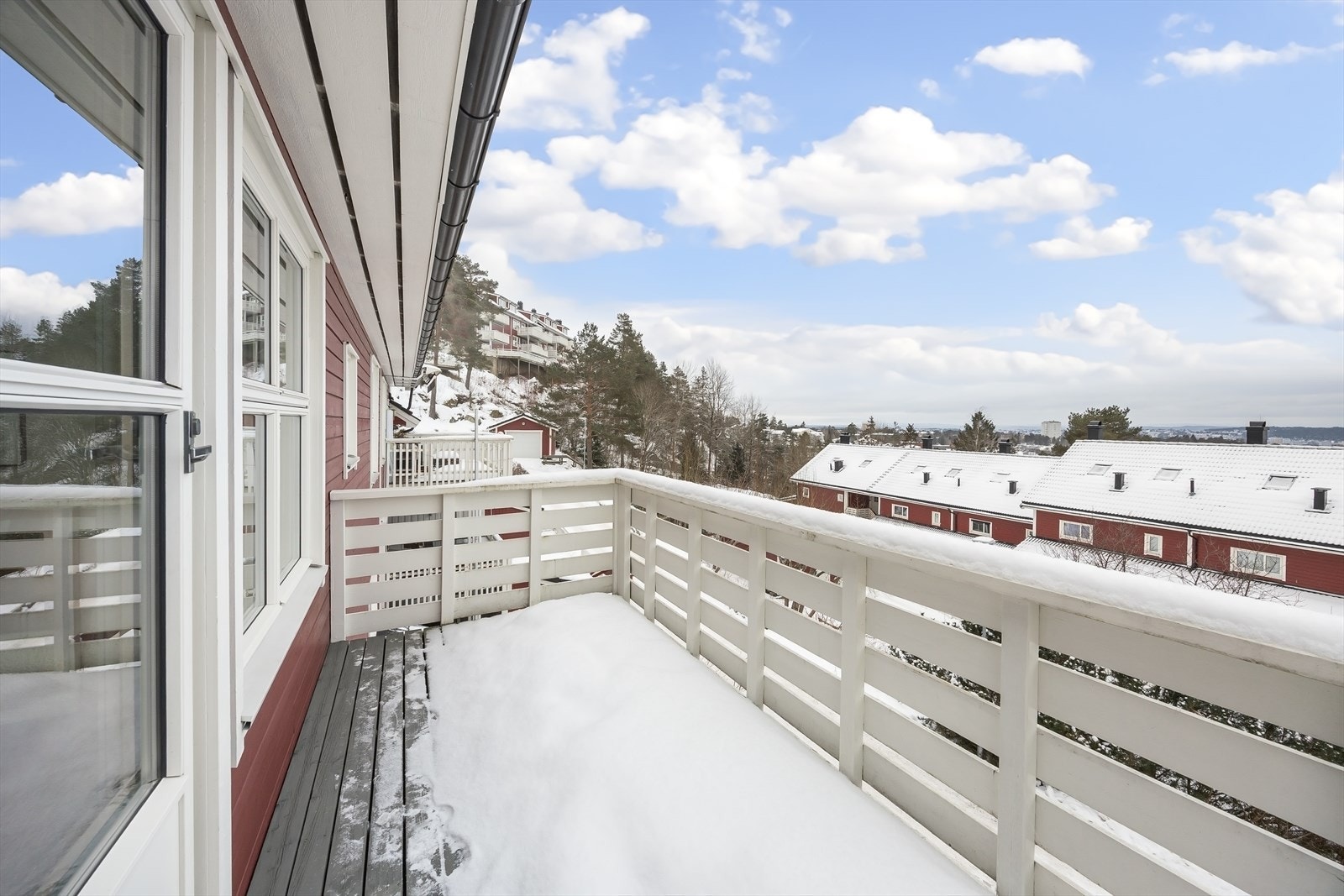 Solrik balkong med optimale solforhold, samt god plass til utemøbler og grill. Galleribilde