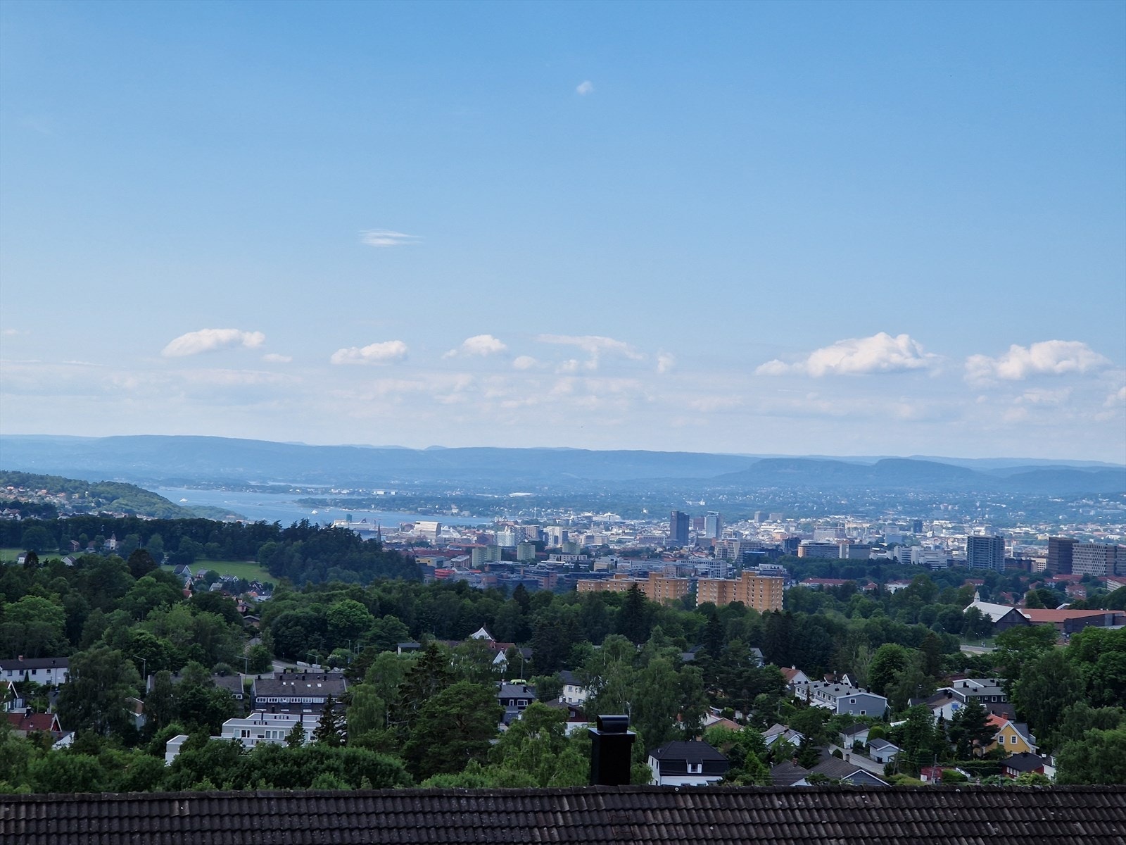 Fra balkong er det fantastisk utsikt over Oslo og fjorden. Galleribilde