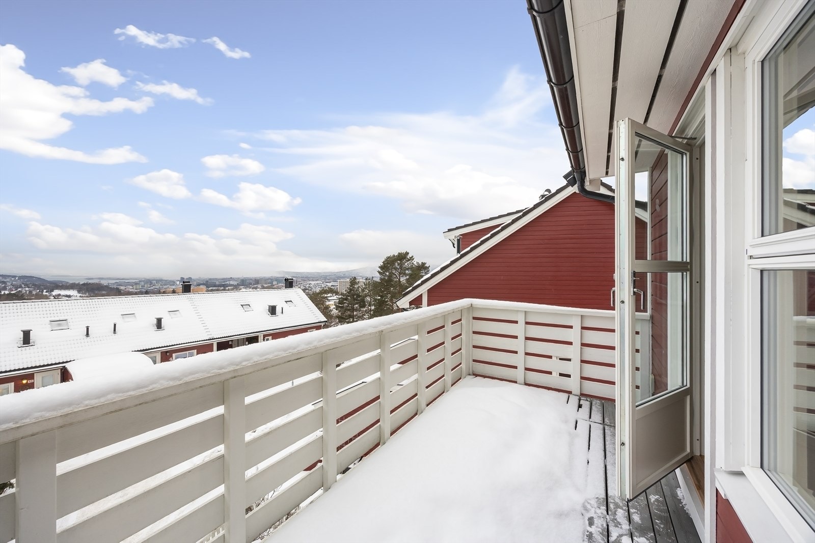 Fra stue er det adkomst til usjenert vestvendt balkong. Galleribilde