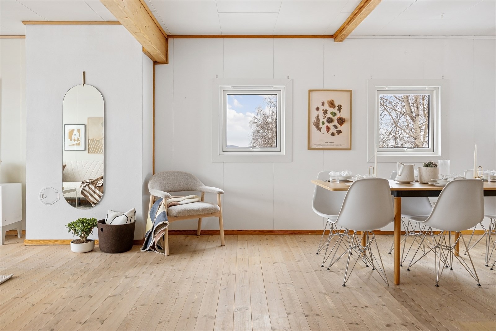 Endebeliggenhet med vinduer fra flere sider gir rikelig med naturlig lysinnslipp. Galleribilde