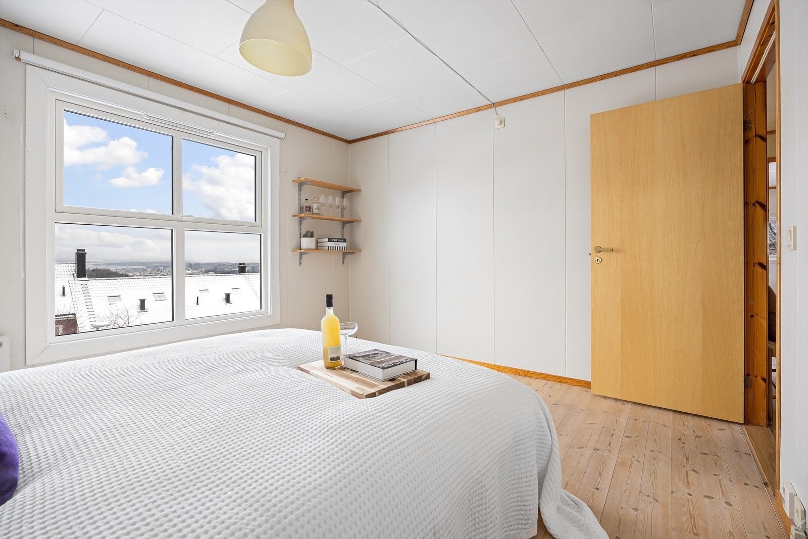 På rommet er det også god plass til garderobeløsning. Galleribilde