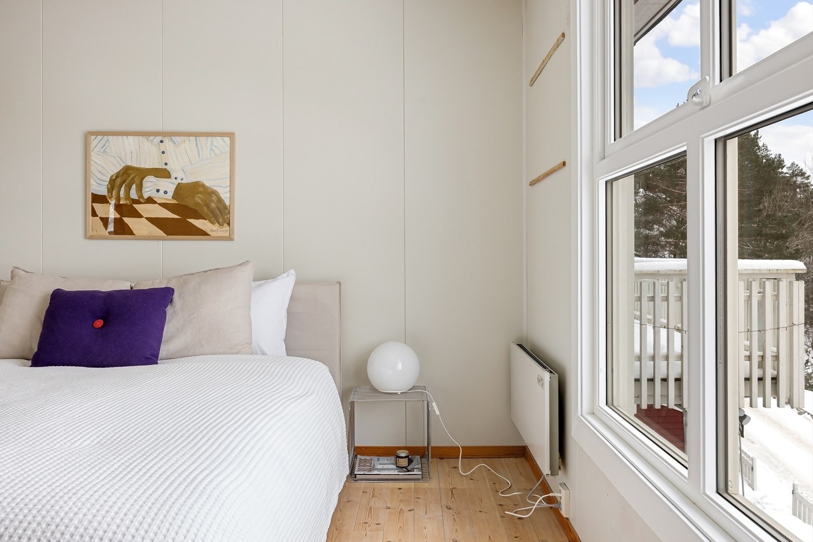 Rommet er vendt ut mot balkong med lite innsyn og mye lysinnslipp. Galleribilde