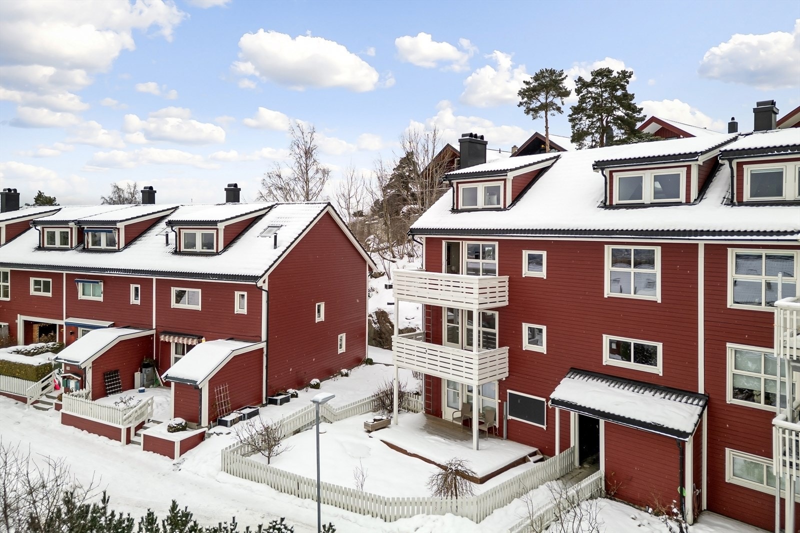 Her bor du i svært barnevennlige omgivelser på Hellerudtoppen. Attraktivt område med idylliske langrennsløyper og kort vei til buss. Galleribilde