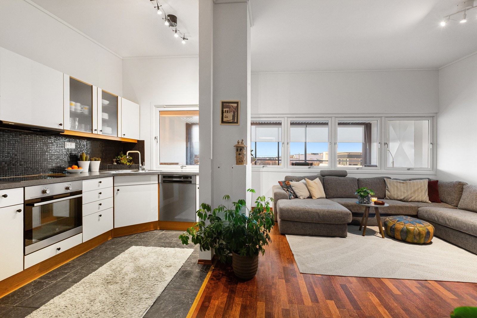 Åpen og lys stue og kjøkken. Her er det ekstra takhøyde som gir en romslig og god følelse. Galleribilde