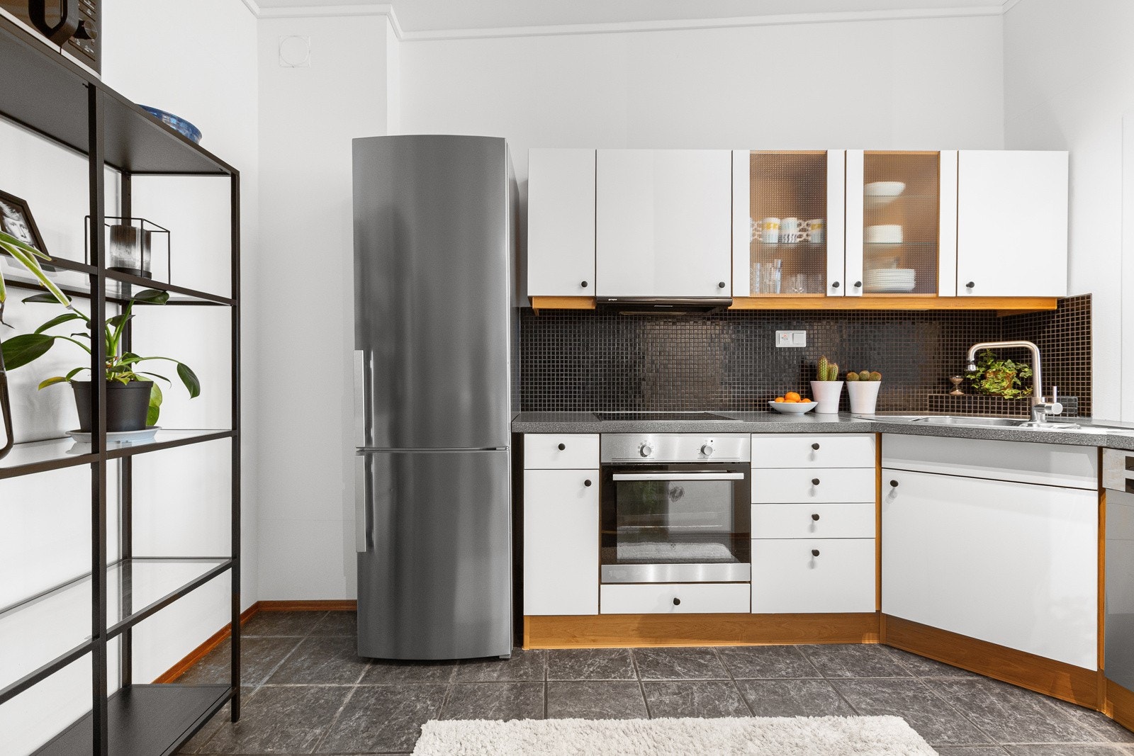 Kjøkkeninnredning med malte fronter. Her er det Kjøleskap, komfyr, platetopp og oppvaskmaskin. Galleribilde