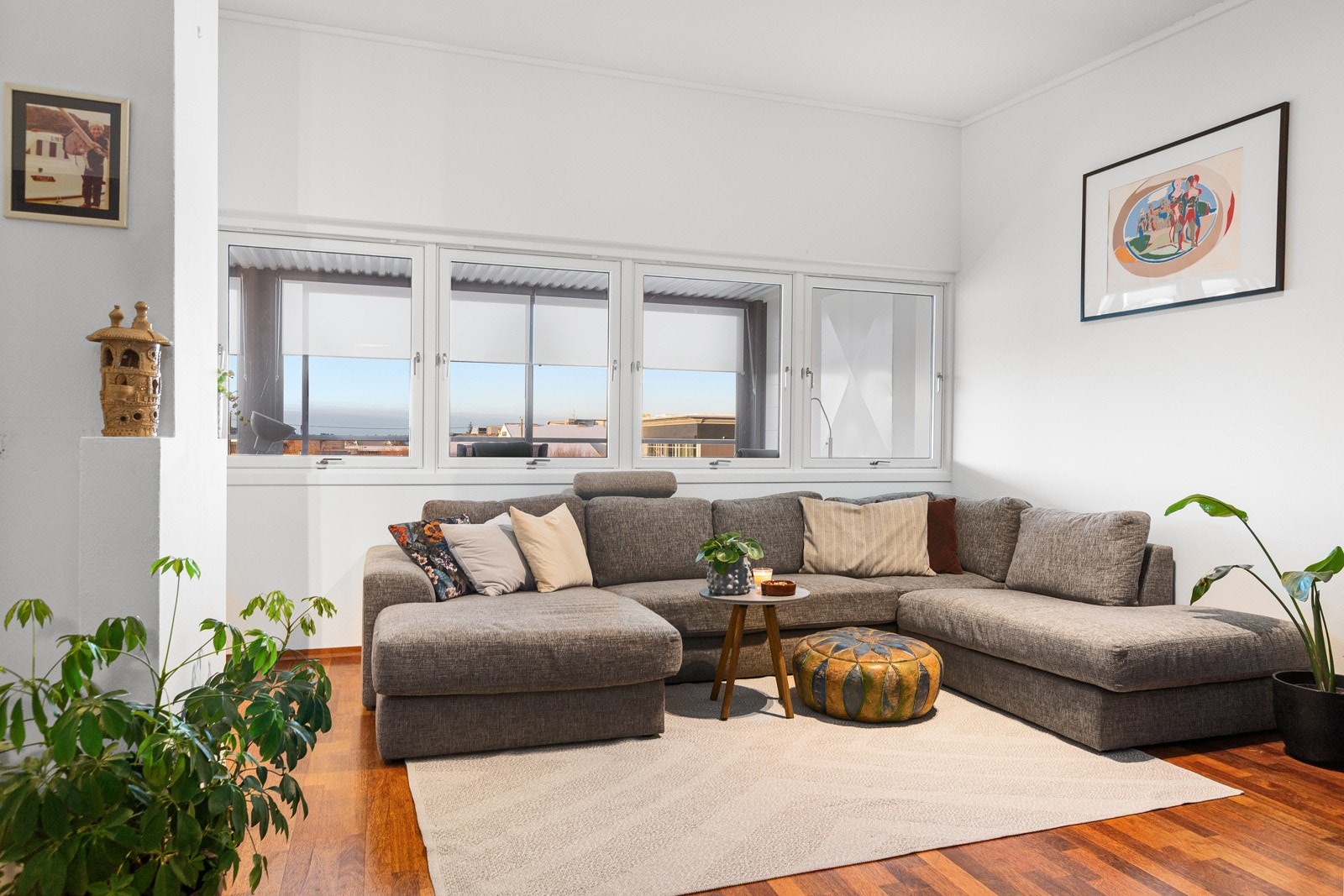 Stue med utgang til praktisk utestue som forlenger stuen. Spesielt på sommerdager. Galleribilde