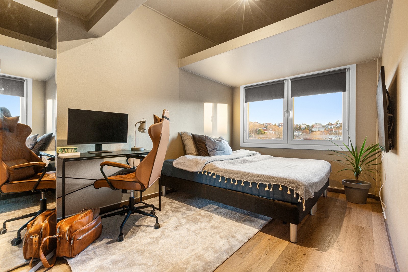 Romslig soverom. Her er det skap for oppbevaring og en praktisk oppbevaringsplass oppunder taket. Galleribilde