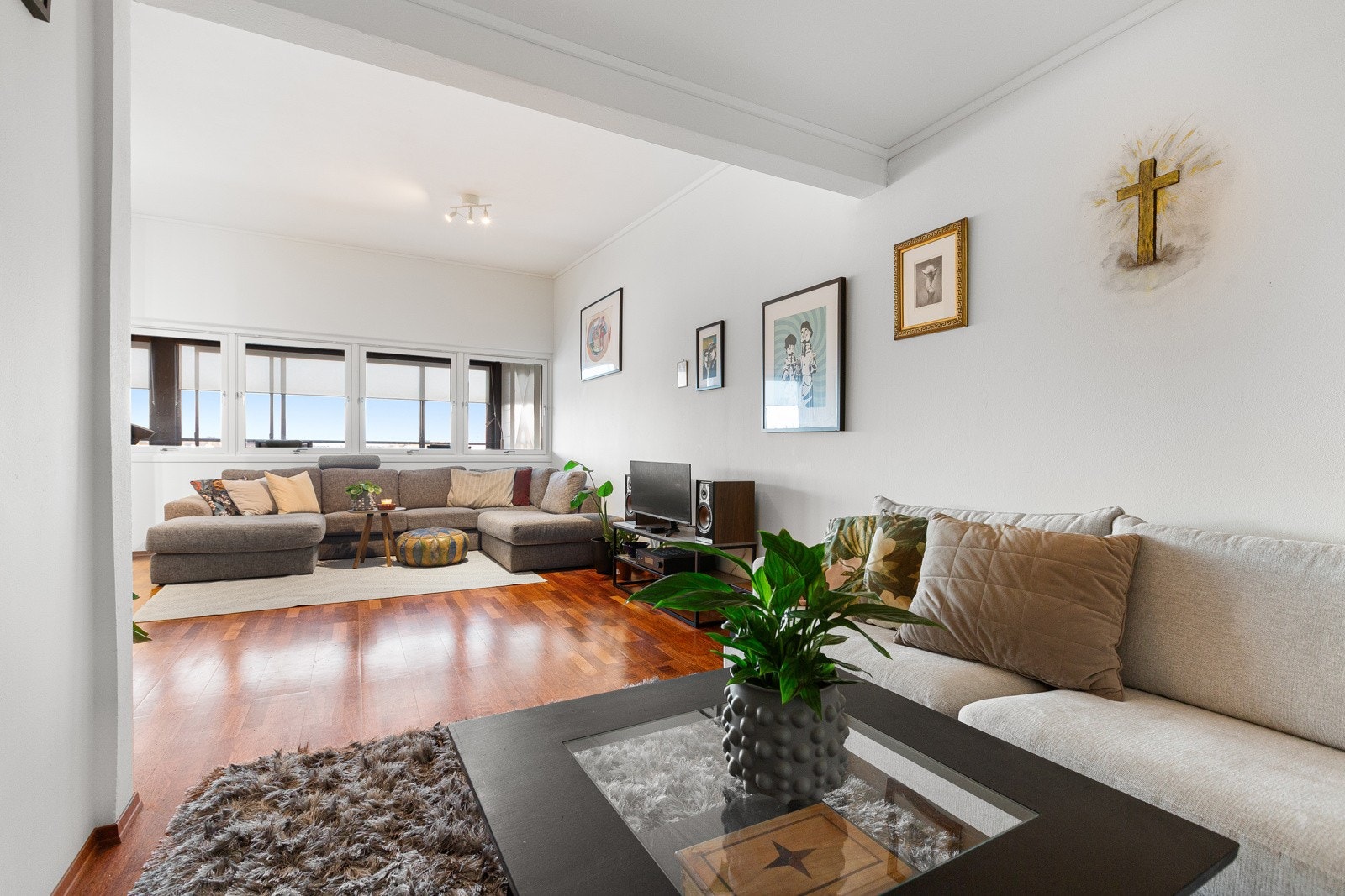 En stue med flere møbleringsmuligheter. Galleribilde