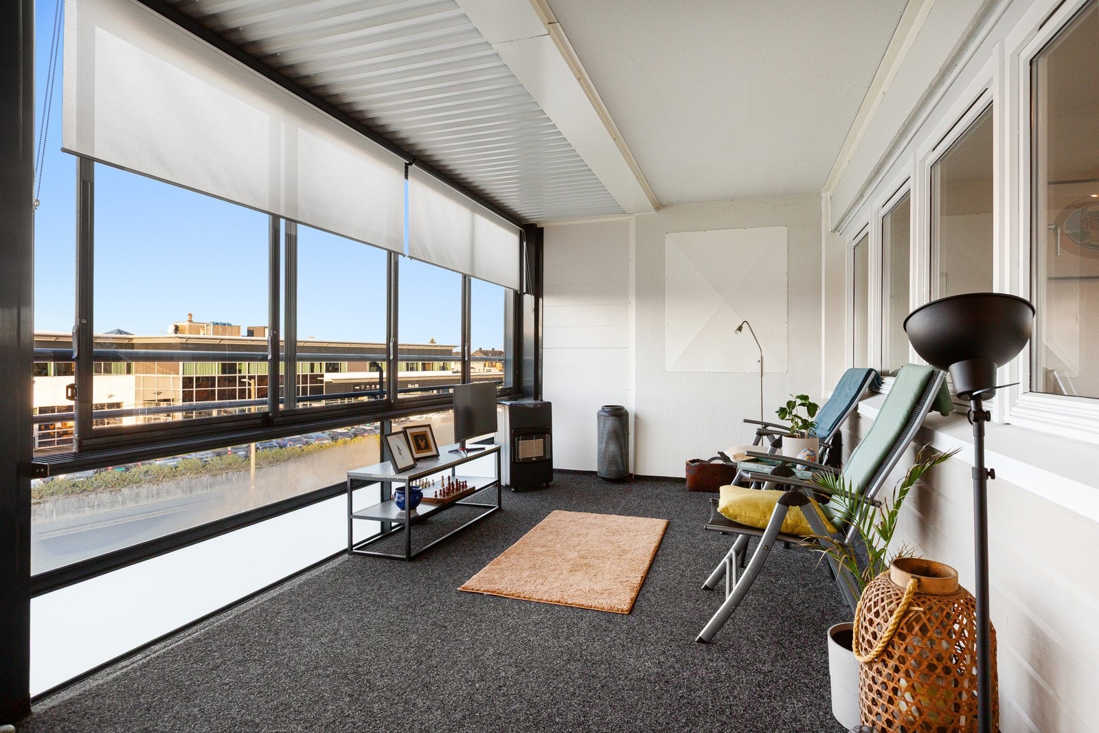 Etter oppgradering av bygget har leiligheten fått en hyggelig og praktisk utestue. Her får man rett og slett en ekstra stue. Galleribilde