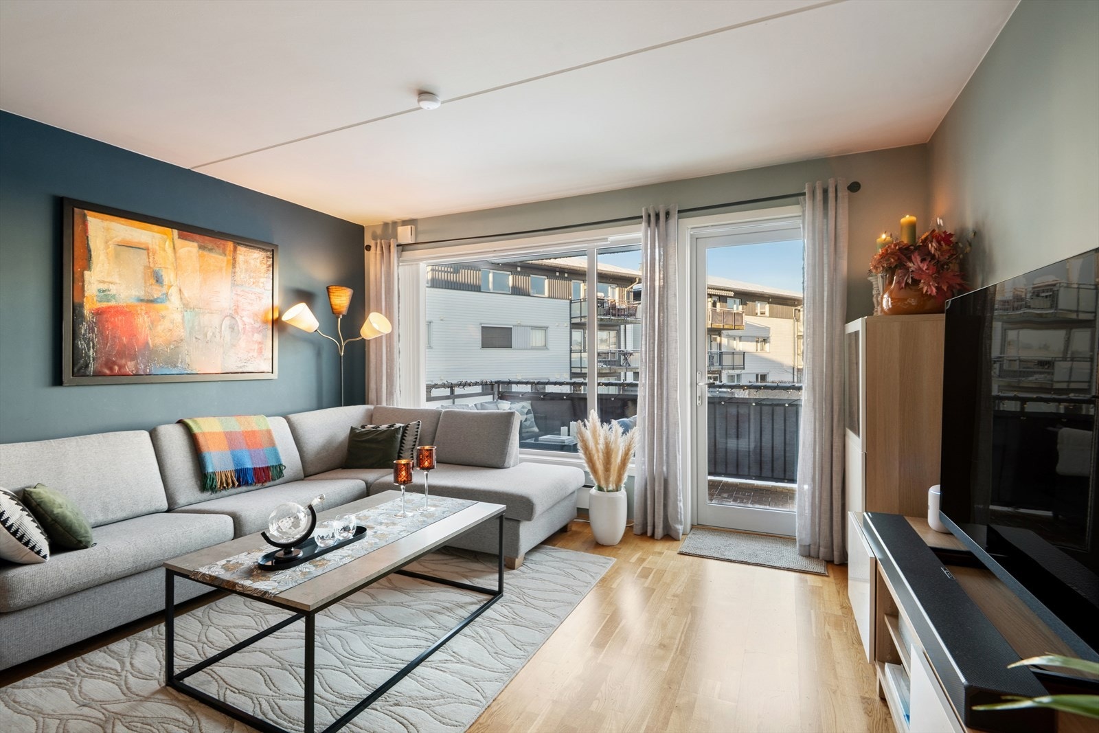 Stuen er av god størrelse, med god plass til stuemøblement. Galleribilde