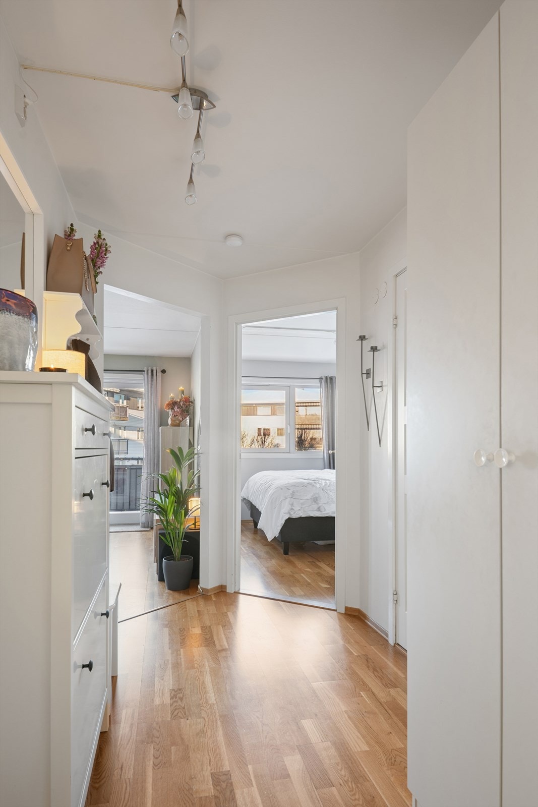 Fra entréen har du tilkomst til bad, soverom og stue/kjøkken. Galleribilde