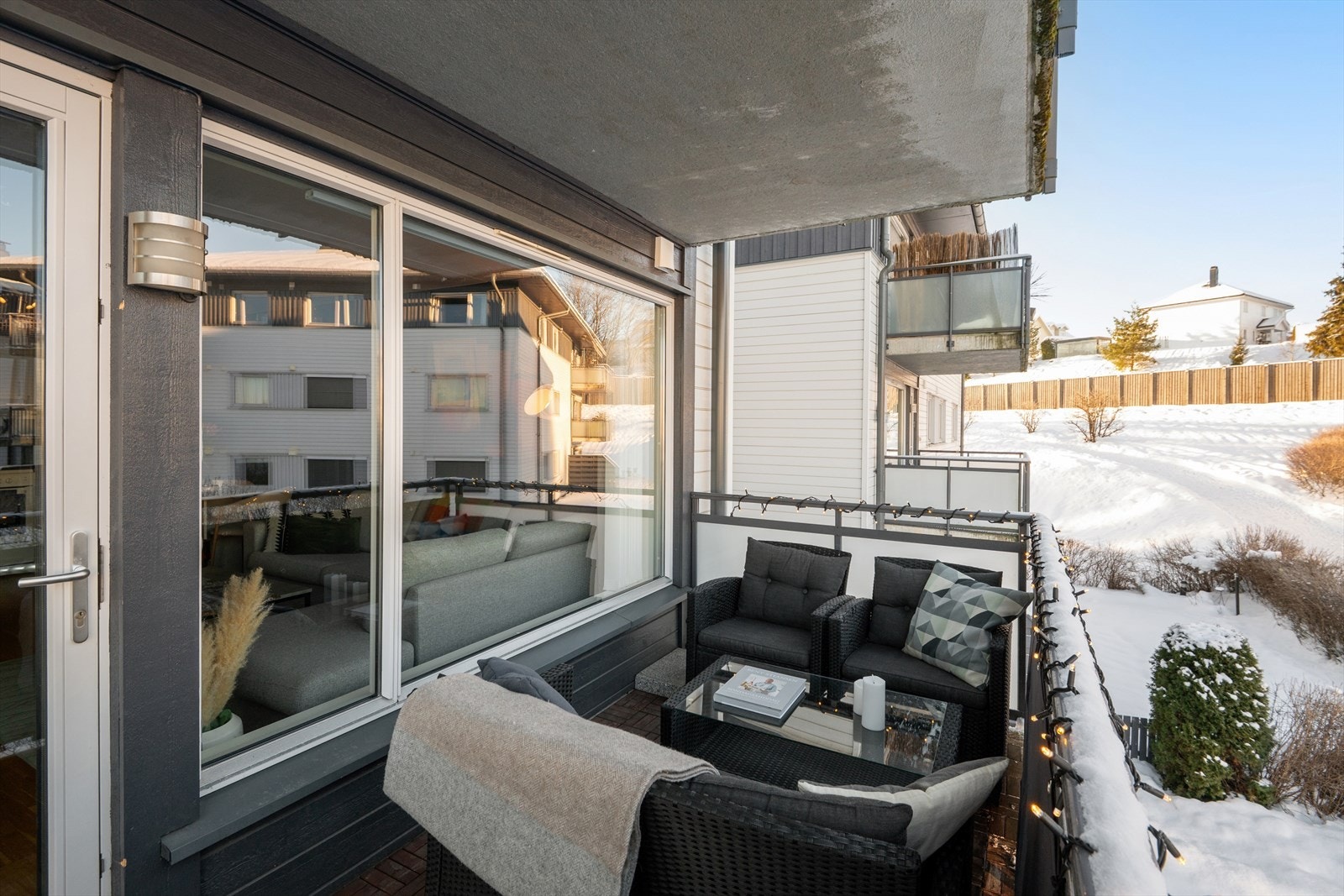 Det er god plass til møblement, som gjør det enkelt å nyte lange dager på balkongen. Galleribilde