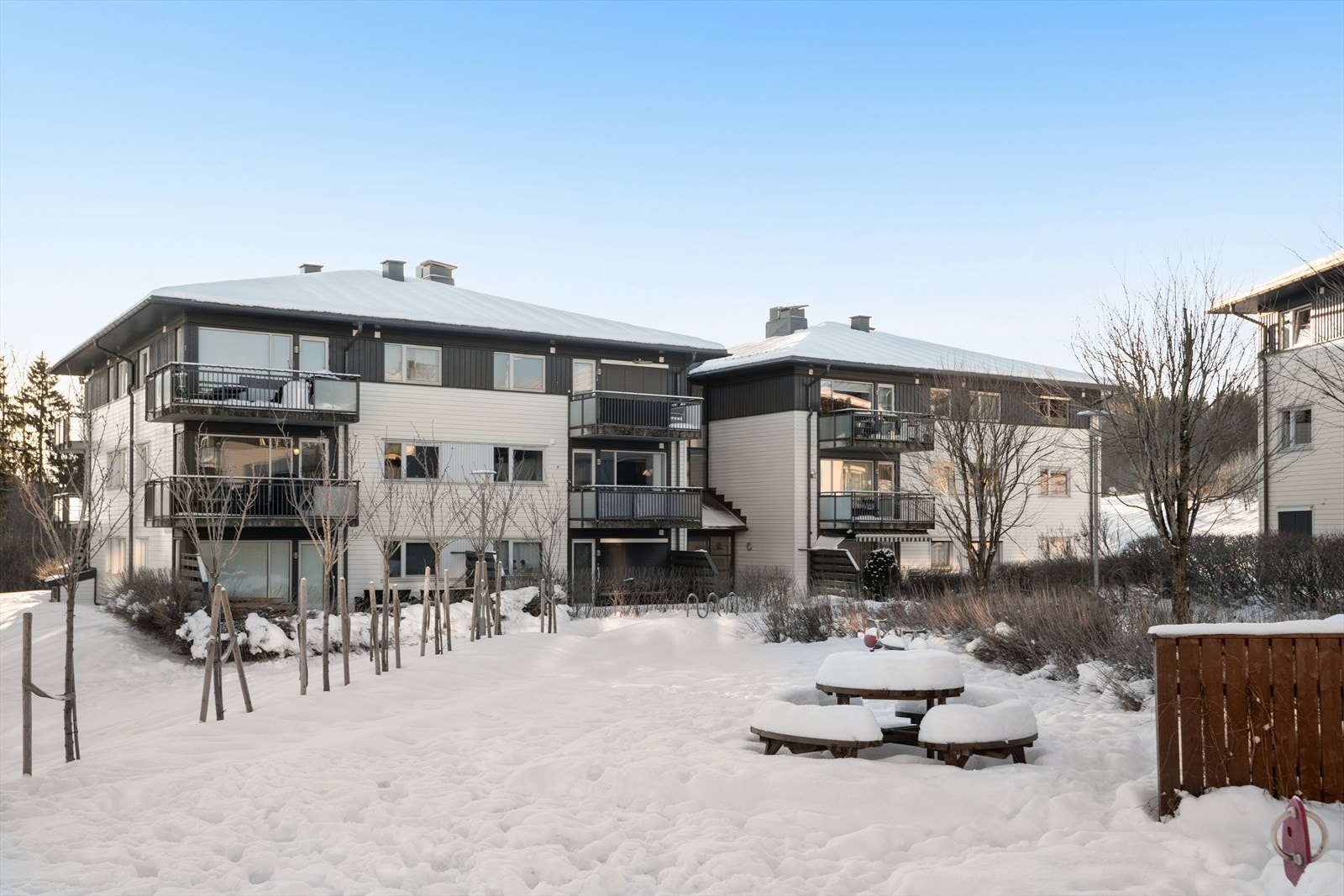 DNB Eiendom v/Julie Lundahl ønsker velkommen til Nybakveien 111. Galleribilde